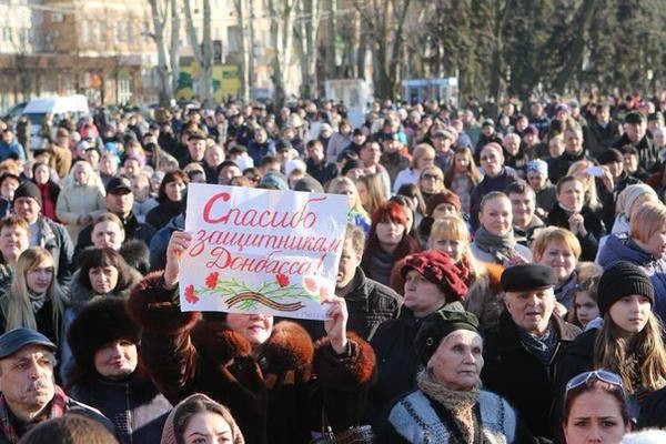 Sau chien thang Debaltsevo, ly khai Ukraine an mung hoanh trang-Hinh-4